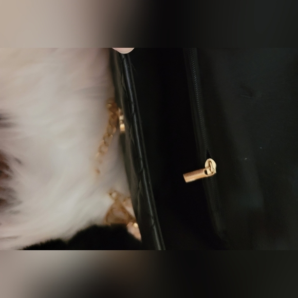 Cute clutch with chain shoulde strap.  Faux Leather.  Brand New 💎 - Picture 3 of 4